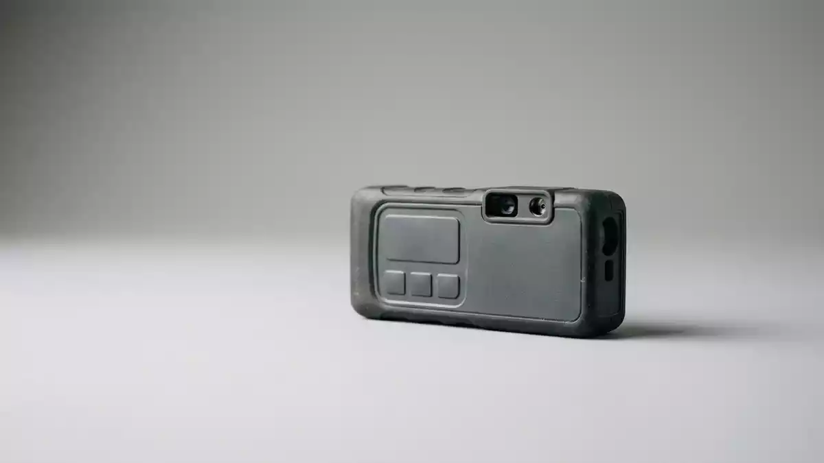 Fotorealistische Studioansicht von Laserentfernungsmesser in neutraler Produktdarstellung