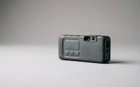 Fotorealistische Studioaufnahme von Laserentfernungsmesser zum Thema Bosch Laser-Entfernungsmesser Zamo 4, klare Lichtfuehrung - Foto: THN