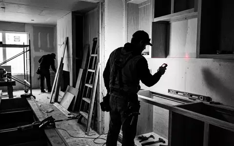 Schwarzweiss-Reportage mit Laserentfernungsmesser zum Thema Bosch Laser-Entfernungsmesser Zamo 4, hoher Kontrast, sachlich dargestellt - Foto: THN