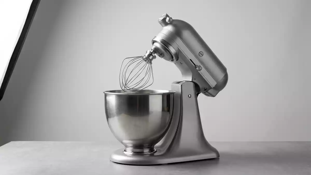 Fotorealistische Studioansicht von Kuechenmaschine in neutraler Produktdarstellung