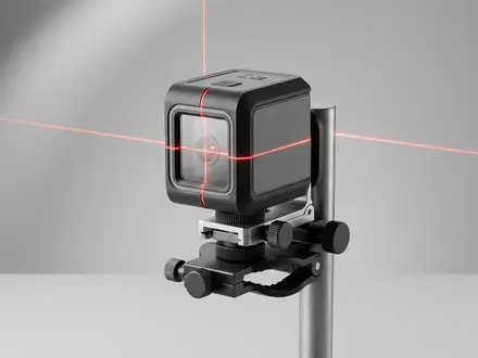 Fotorealistische Studioaufnahme von Linienlaser zum Thema Bosch UniversalLevel 3 Set, klare Lichtfuehrung - Foto: THN