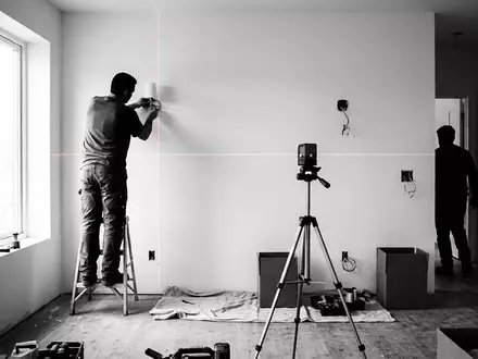 Schwarzweiss-Reportage mit Linienlaser zum Thema Bosch UniversalLevel 3 Set, hoher Kontrast, sachlich dargestellt - Foto: THN