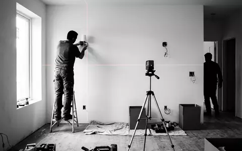Schwarzweiss-Reportage mit Linienlaser zum Thema Bosch UniversalLevel 3 Set, hoher Kontrast, sachlich dargestellt - Foto: THN