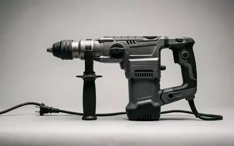 Fotorealistische Studioaufnahme von Bohrhammer zum Thema Bosch DIY PBH 2100, klare Lichtfuehrung - Foto: THN