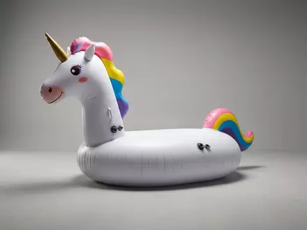 Fotorealistische Studioaufnahme von Aufblasbares Einhorn zum Thema Intex Kinder Ride-on Einhorn, klare Lichtfuehrung - Foto: THN
