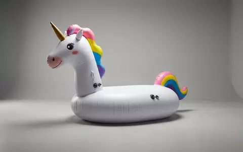Fotorealistische Studioaufnahme von Aufblasbares Einhorn zum Thema Intex Kinder Ride-on Einhorn, klare Lichtfuehrung - Foto: THN