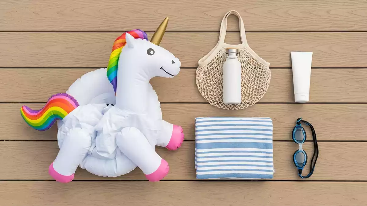 Flatlay-Arrangement rund um Aufblasbares Einhorn mit passenden Requisiten von oben