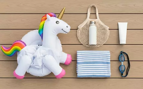Flatlay-Arrangement rund um Aufblasbares Einhorn zum Thema Intex Kinder Ride-on Einhorn, weiches Oberlicht - Foto: THN