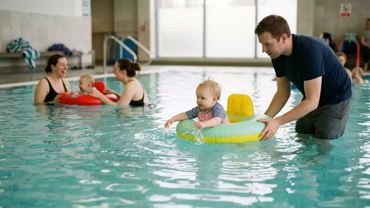 Fotorealistische Ansicht von Baby-Schwimmsitz im Pool in realer Umgebung, neutral