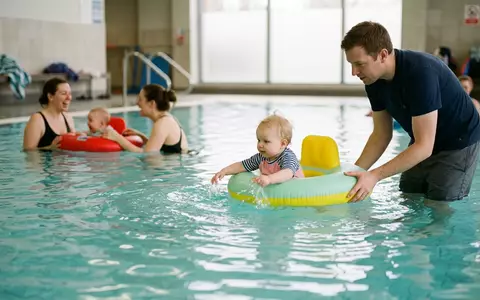 Fotorealistische Aufnahme von Baby-Schwimmsitz im Pool zum Thema Intex Swim Safe Baby, natuerliches Licht - Foto: THN
