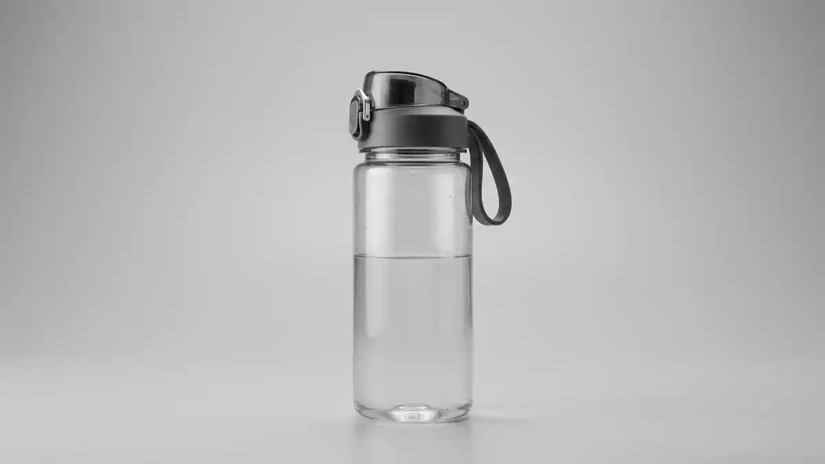 Fotorealistische Studioansicht von Trinkflasche in neutraler Produktdarstellung