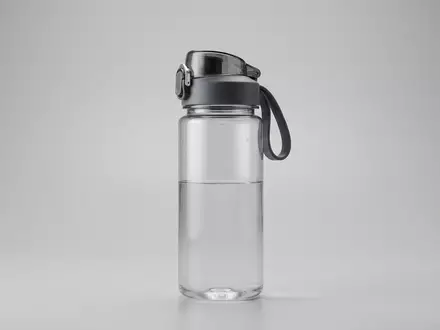Fotorealistische Studioaufnahme von Trinkflasche zum Thema Ion8 One Touch 750ml, klare Lichtfuehrung - Foto: THN