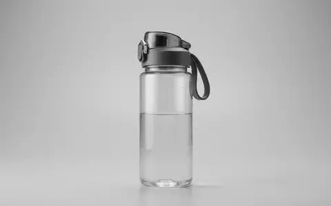 Fotorealistische Studioaufnahme von Trinkflasche zum Thema Ion8 One Touch 750ml, klare Lichtfuehrung - Foto: THN