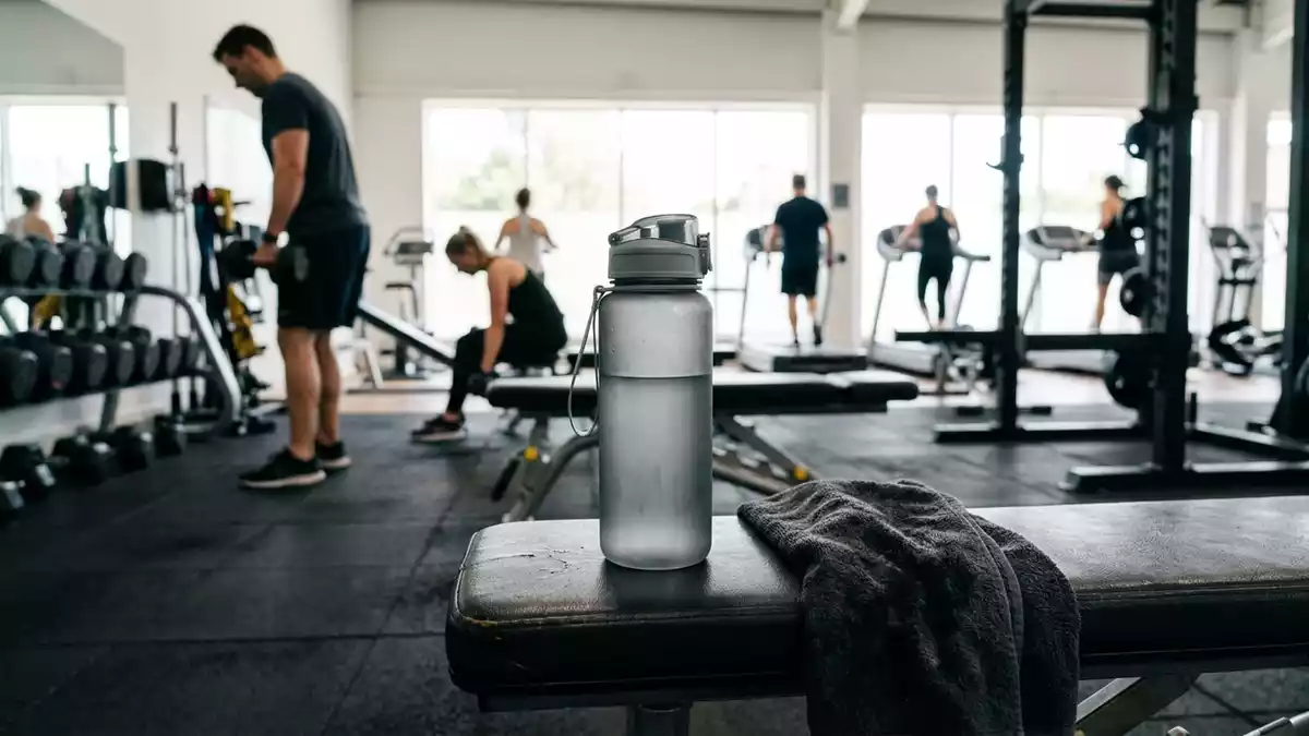 Fotorealistische Ansicht von Trinkflasche im Fitnessstudio in realer Umgebung, neutral