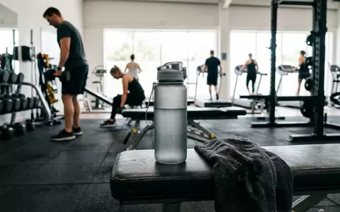 Fotorealistische Aufnahme von Trinkflasche im Fitnessstudio zum Thema Ion8 One Touch 750ml, natuerliches Licht - Foto: THN