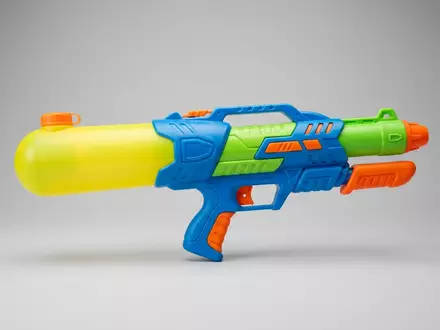 Fotorealistische Studioaufnahme von Wasserspritzpistole zum Thema Intex Kinder Wasserspritzpistole Super, klare Lichtfuehrung - Foto: THN