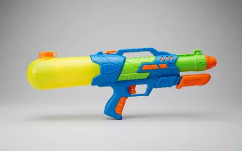 Fotorealistische Studioaufnahme von Wasserspritzpistole zum Thema Intex Kinder Wasserspritzpistole Super, klare Lichtfuehrung - Foto: THN