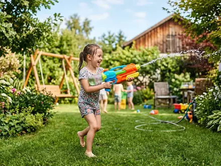 Fotorealistische Aufnahme von Wasserspritzpistole im Garten zum Thema Intex Kinder Wasserspritzpistole Super, natuerliches Licht - Foto: THN