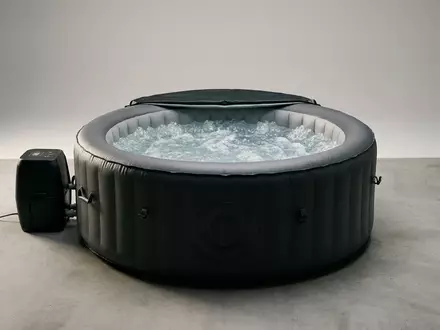 Fotorealistische Studioaufnahme von Aufblasbarer Whirlpool zum Thema Intex Aufstellpool PureSpa Bubble, klare Lichtfuehrung - Foto: THN