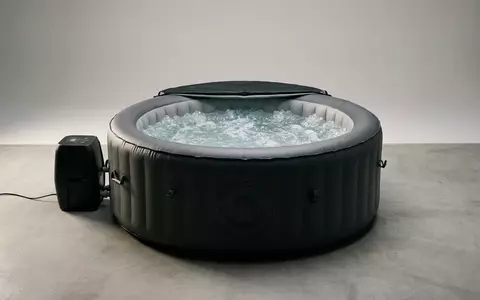 Fotorealistische Studioaufnahme von Aufblasbarer Whirlpool zum Thema Intex Aufstellpool PureSpa Bubble, klare Lichtfuehrung - Foto: THN