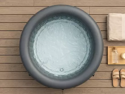 Flatlay-Arrangement rund um Aufblasbarer Whirlpool zum Thema Intex Aufstellpool PureSpa Bubble, weiches Oberlicht - Foto: THN