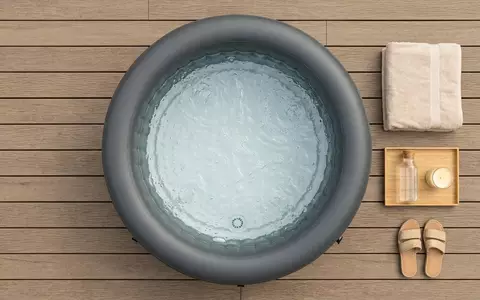 Flatlay-Arrangement rund um Aufblasbarer Whirlpool zum Thema Intex Aufstellpool PureSpa Bubble, weiches Oberlicht - Foto: THN