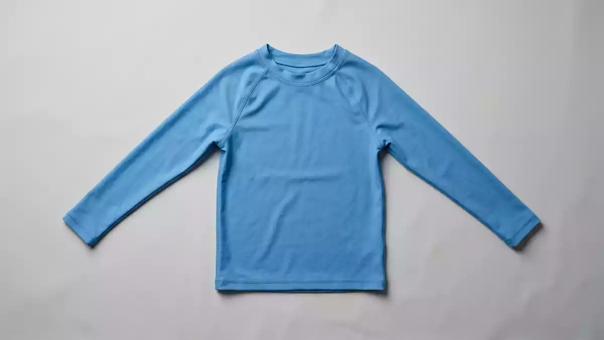 Fotorealistische Studioansicht von Badeshirt in neutraler Produktdarstellung, neutral