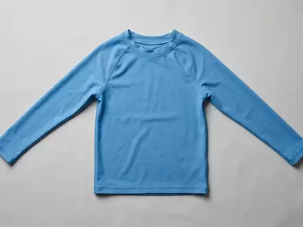 Fotorealistische Studioaufnahme von Badeshirt zum Thema Hilor Mädchen UV-Schutz Badeshirt, klare Lichtfuehrung - Foto: THN