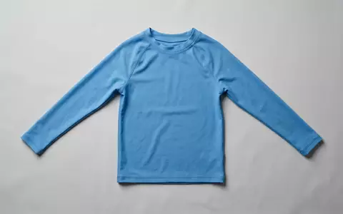 Fotorealistische Studioaufnahme von Badeshirt zum Thema Hilor Mädchen UV-Schutz Badeshirt, klare Lichtfuehrung - Foto: THN