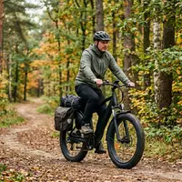 Fotorealistische Aufnahme von Elektrofahrrad im Wald zum Thema Himiway Cruiser E-Bike Fat, natuerliches Licht - Foto: THN