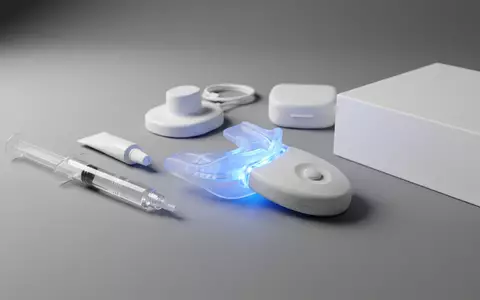 Fotorealistische Studioaufnahme von Zahnaufhellungsset zum Thema Hismile PAP+ Zahnaufhellungs-Kit mit, klare Lichtfuehrung - Foto: THN