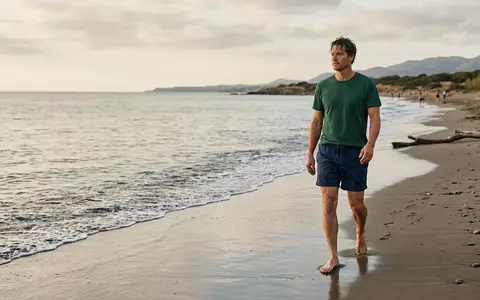 Fotorealistische Aufnahme von Badeshorts am Strand zum Thema Diesel Herren Badeshorts BMBX-Wave, natuerliches Licht - Foto: THN