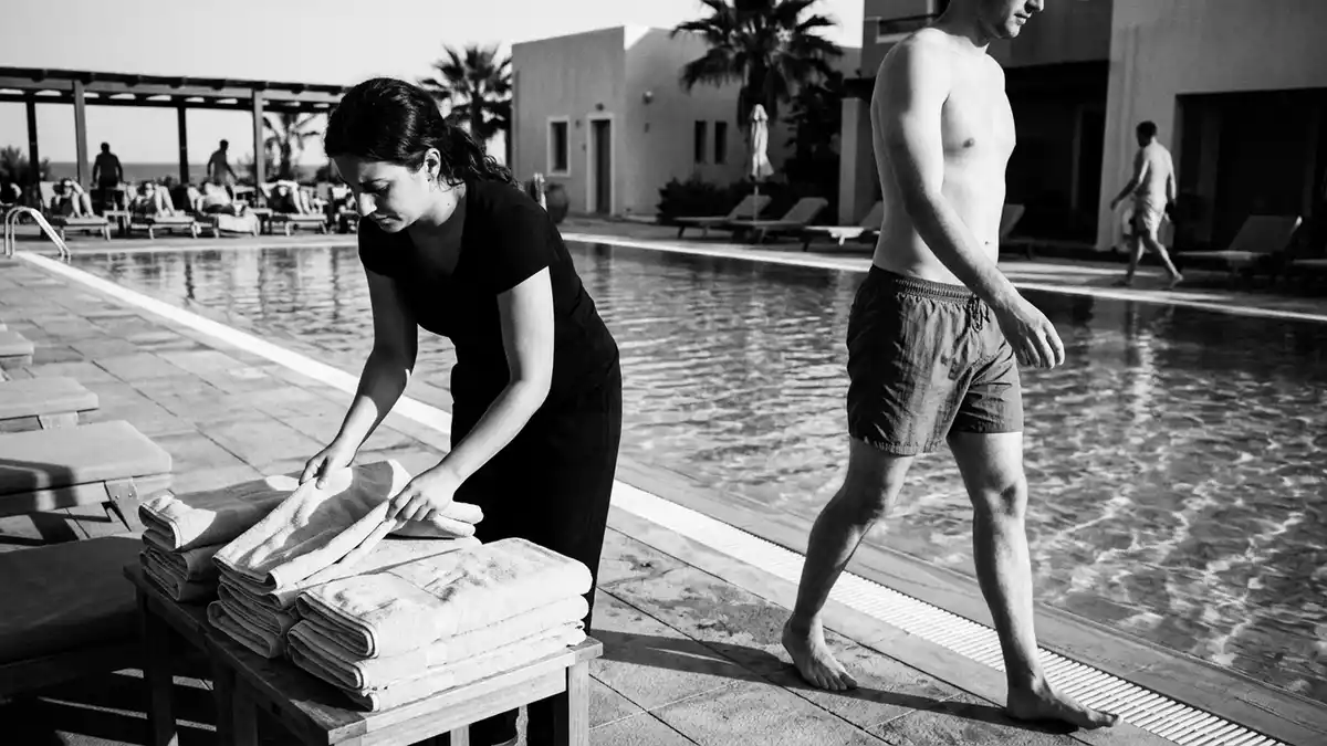Schwarzweiss-Reportagebild mit Badeshorts in dokumentarischer Arbeitsumgebung, neutral