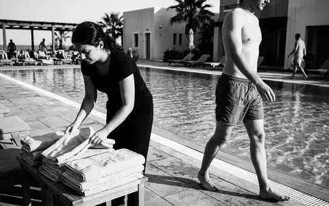 Schwarzweiss-Reportage mit Badeshorts zum Thema Diesel Herren Badeshorts BMBX-Wave, hoher Kontrast, sachlich dargestellt - Foto: THN