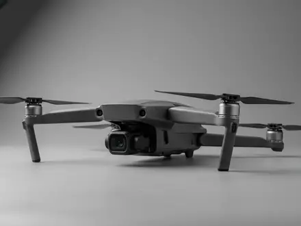Fotorealistische Studioaufnahme von Kameradrohne zum Thema DJI Mini 4 Pro, klare Lichtfuehrung - Foto: THN