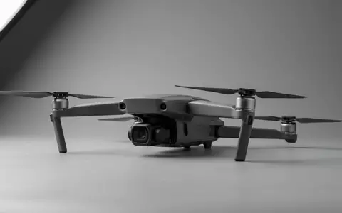 Fotorealistische Studioaufnahme von Kameradrohne zum Thema DJI Mini 4 Pro, klare Lichtfuehrung - Foto: THN