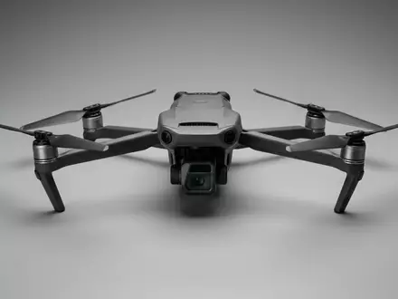 Fotorealistische Studioaufnahme von Kameradrohne zum Thema DJI Mini 3 Fly, klare Lichtfuehrung - Foto: THN