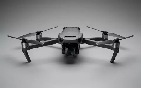 Fotorealistische Studioaufnahme von Kameradrohne zum Thema DJI Mini 3 Fly, klare Lichtfuehrung - Foto: THN