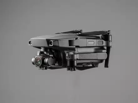 Fotorealistische Studioaufnahme von Kameradrohne zum Thema DJI Mini 3 Pro, klare Lichtfuehrung - Foto: THN