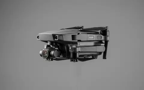 Fotorealistische Studioaufnahme von Kameradrohne zum Thema DJI Mini 3 Pro, klare Lichtfuehrung - Foto: THN