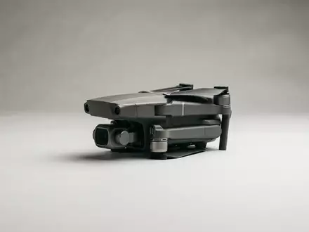 Fotorealistische Studioaufnahme von Kameradrohne zum Thema DJI Mini 4 Pro, klare Lichtfuehrung - Foto: THN