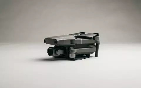 Fotorealistische Studioaufnahme von Kameradrohne zum Thema DJI Mini 4 Pro, klare Lichtfuehrung - Foto: THN