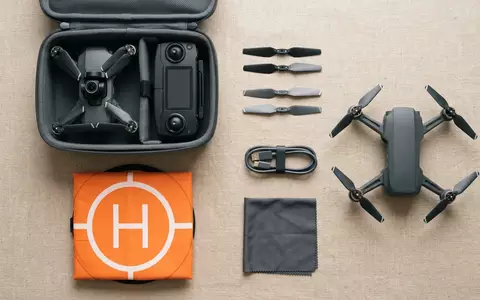 Flatlay-Arrangement rund um Kameradrohne zum Thema DJI Mini 4 Pro, weiches Oberlicht - Foto: THN