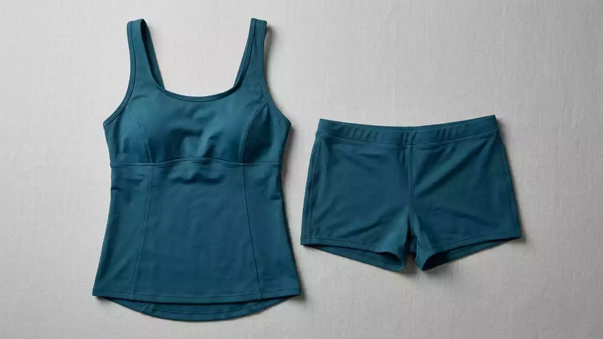 Fotorealistische Studioansicht von Tankini-Set in neutraler Produktdarstellung