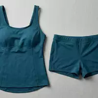 Fotorealistische Studioaufnahme von Tankini-Set zum Thema Yonique Damen Tankini Set, klare Lichtfuehrung - Foto: THN