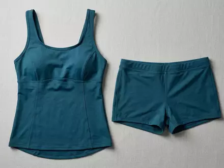 Fotorealistische Studioaufnahme von Tankini-Set zum Thema Yonique Damen Tankini Set, klare Lichtfuehrung - Foto: THN