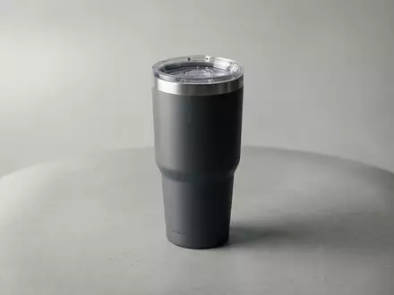 Fotorealistische Studioaufnahme von Trinkbecher zum Thema Yeti Rambler 20oz 591ml, klare Lichtfuehrung - Foto: THN