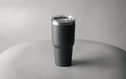Fotorealistische Studioaufnahme von Trinkbecher zum Thema Yeti Rambler 20oz 591ml, klare Lichtfuehrung - Foto: THN