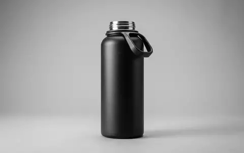 Fotorealistische Studioaufnahme von Trinkflasche zum Thema Yeti Rambler 36oz 1L, klare Lichtfuehrung - Foto: THN