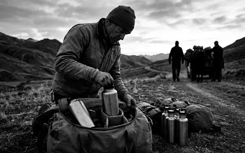 Schwarzweiss-Reportage mit Trinkflasche zum Thema Yeti Rambler 36oz 1L, hoher Kontrast, sachlich dargestellt - Foto: THN